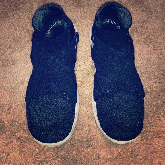 Nike Shoes - Nike flyknit free run sneakers